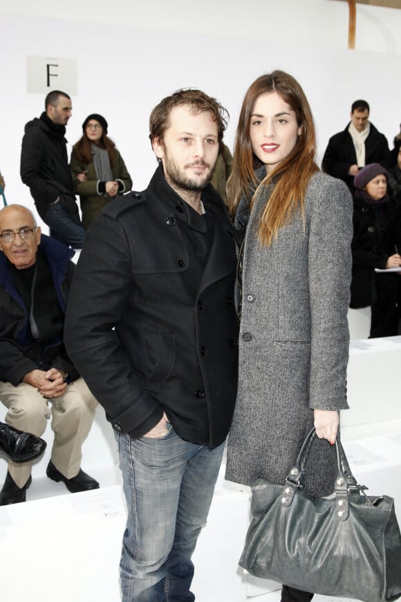 Nicolas Duvauchelle et Laura Isaaz - Defile de mode pret-a-porter homme automne-hiver 2013/2014 "Dior" a la Garde Republicaine a Paris, le 19 janvier 2013. 