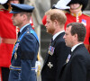 Le prince William, prince de Galles et son frère le prince Harry lors de la procession vers l'abbaye de Westminster où se tiennent les funérailles d'Elizabeth II. Les deux hommes se distinguent par leur tenue - Harry ne peut porter d'uniforme militaire car il a renoncé à ses fonctions royales - mais se retrouvent dans leur émotion.