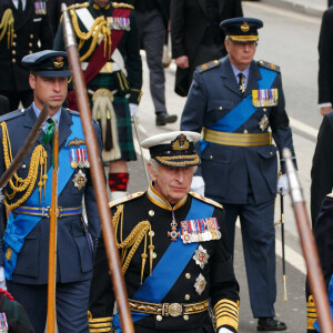 Le roi Charles III, la princesse Anne, le prince Harry, le prince William, prince de Galles - Procession du cercueil de la reine Elizabeth II d'Angleterre de Wesminster Hall où il était exposé au public, jusqu'à l'Abbaye de Westminster. Londres, le 19 septembre 2022. © Peter Byrne / PA via Bestimage