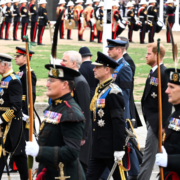 Le roi Charles III d'Angleterre, Le prince Edward, comte de Wessex, Le prince William, prince de Galles, Le prince Andrew, duc d’York, Le prince Harry, duc de Sussex - Procession du cercueil de la reine Elizabeth II d'Angleterre de Wesminster Hall où il était exposé au public, jusqu'à l'Abbaye de Westminster. Londres, le 19 septembre 2022. © Jeff Spicer / PA via Bestimage