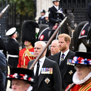 Le roi Charles III d'Angleterre, Le prince William, prince de Galles, La princesse Anne, Le prince Andrew, duc d’York, Le prince Harry, duc de Sussex - Procession du cercueil de la reine Elizabeth II d'Angleterre de Wesminster Hall où il était exposé au public, jusqu'à l'Abbaye de Westminster. Londres, le 19 septembre 2022. © Jeff Spicer / PA via Bestimage