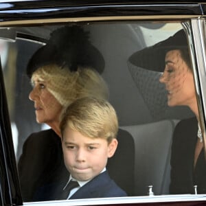 La reine consort Camilla Parker Bowles, le prince George de Galles, Kate Catherine Middleton, princesse de Galles - Sorties du service funéraire à l'Abbaye de Westminster pour les funérailles d'Etat de la reine Elizabeth II d'Angleterre le 19 septembre 2022. 