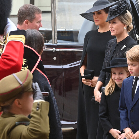 Meghan Markle, duchesse de Sussex, la comtesse Sophie de Wessex, Le prince George de Galles, La princesse Charlotte de Galles et Catherine (Kate) Middleton, princesse de Galles- Arrivées au service funéraire à l'Abbaye de Westminster pour les funérailles d'Etat de la reine Elizabeth II d'Angleterre le 19 septembre 2022. © Geoff Pugh / PA via Bestimage 