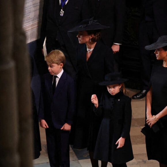 Catherine (Kate) Middleton, princesse de Galles, Le prince George de Galles, La princesse Charlotte de Galles, Meghan Markle, duchesse de Sussex - Service funéraire à l'Abbaye de Westminster pour les funérailles d'Etat de la reine Elizabeth II d'Angleterre. Le sermon est délivré par l'archevêque de Canterbury Justin Welby (chef spirituel de l'Eglise anglicane) au côté du doyen de Westminster David Hoyle. Londres, le 19 septembre 2022. © Phil Noble / PA via Bestimage 