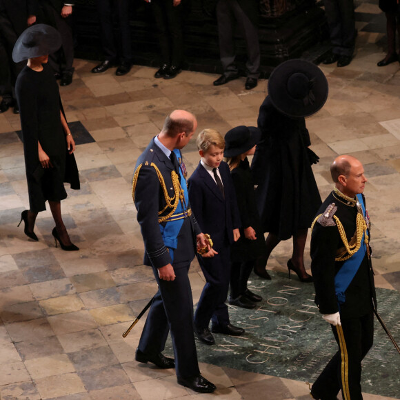 Meghan Markle, duchesse de Sussex, Le prince William, prince de Galles, Catherine (Kate) Middleton, princesse de Galles, Le prince George de Galles, La princesse Charlotte de Galles, Le prince Edward, comte de Wessex, la comtesse Sophie de Wessex - Service funéraire à l'Abbaye de Westminster pour les funérailles d'Etat de la reine Elizabeth II d'Angleterre. Le sermon est délivré par l'archevêque de Canterbury Justin Welby (chef spirituel de l'Eglise anglicane) au côté du doyen de Westminster David Hoyle. Londres, le 19 septembre 2022. © Phil Noble / PA via Bestimage 