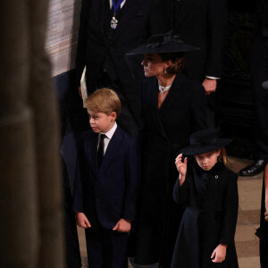 Catherine , princesse de Galles, le prince George, la princesse Charlotte, Meghan Markle - Service funéraire à l'Abbaye de Westminster pour les funérailles d'Etat de la reine Elizabeth II d'Angleterre. Le sermon est délivré par l'archevêque de Canterbury Justin Welby (chef spirituel de l'Eglise anglicane) au côté du doyen de Westminster David Hoyle. Londres, le 19 septembre 2022. © Phil Noble / PA via Bestimage 