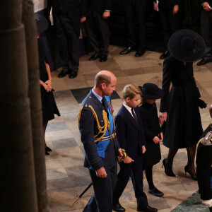 Meghan Markle, duchesse de Sussex, Le prince William, prince de Galles, Catherine (Kate) Middleton, princesse de Galles, Le prince George de Galles, La princesse Charlotte de Galles, Le prince Edward, comte de Wessex, la comtesse Sophie de Wessex - Service funéraire à l'Abbaye de Westminster pour les funérailles d'Etat de la reine Elizabeth II d'Angleterre. Le sermon est délivré par l'archevêque de Canterbury Justin Welby (chef spirituel de l'Eglise anglicane) au côté du doyen de Westminster David Hoyle. Londres, le 19 septembre 2022. © Phil Noble / PA via Bestimage 