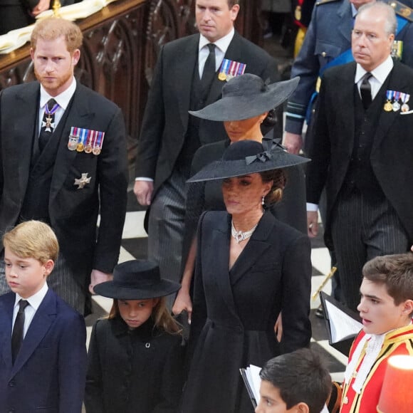 Le prince William, prince de Galles, et Catherine (Kate) Middleton, princesse de Galles, Le prince George de Galles, La princesse Charlotte de Galles, Le prince Harry, duc de Sussex et Meghan Markle, duchesse de Sussex - Service funéraire à l'Abbaye de Westminster pour les funérailles d'Etat de la reine Elizabeth II d'Angleterre. Le sermon est délivré par l'archevêque de Canterbury Justin Welby (chef spirituel de l'Eglise anglicane) au côté du doyen de Westminster David Hoyle. Londres, le 19 septembre 2022. © Dominic Lipisnki / Bestimage 