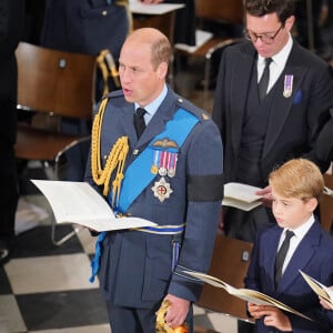 Le prince de Galles William, le prince George, Kate Catherine Middleton, princesse de Galles - Service funéraire à l'Abbaye de Westminster pour les funérailles d'Etat de la reine Elizabeth II d'Angleterre. Le 19 septembre 2022 © Dominic Lipinski / PA via Bestimage 