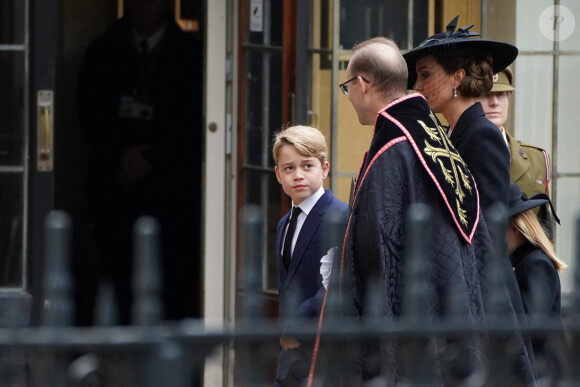 Kate Catherine Middleton, princesse de Galles, et son fils le prince George - Arrivées au service funéraire à l'Abbaye de Westminster pour les funérailles d'Etat de la reine Elizabeth II d'Angleterre le 19 septembre 2022. © James Manning / PA via Bestimage 
