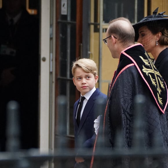 Kate Catherine Middleton, princesse de Galles, et son fils le prince George - Arrivées au service funéraire à l'Abbaye de Westminster pour les funérailles d'Etat de la reine Elizabeth II d'Angleterre le 19 septembre 2022. © James Manning / PA via Bestimage 