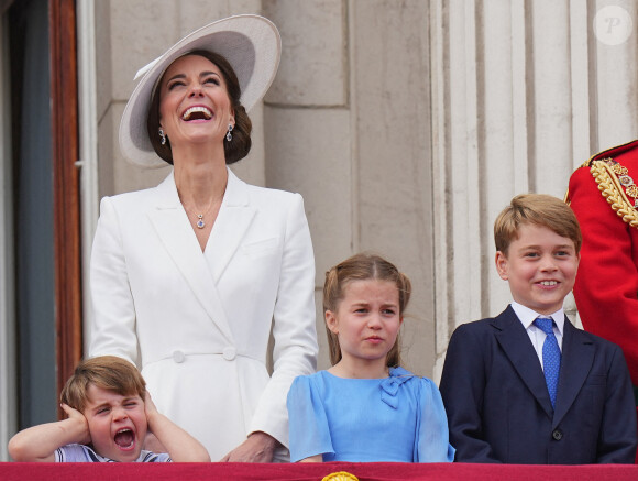 Catherine Kate Middleton, duchesse de Cambridge avec ses enfants le prince Louis, la princesse Charlotte et le prince George - Les membres de la famille royale regardent le défilé Trooping the Colour depuis un balcon du palais de Buckingham à Londres lors des célébrations du jubilé de platine de la reine le 2 juin 2022. 