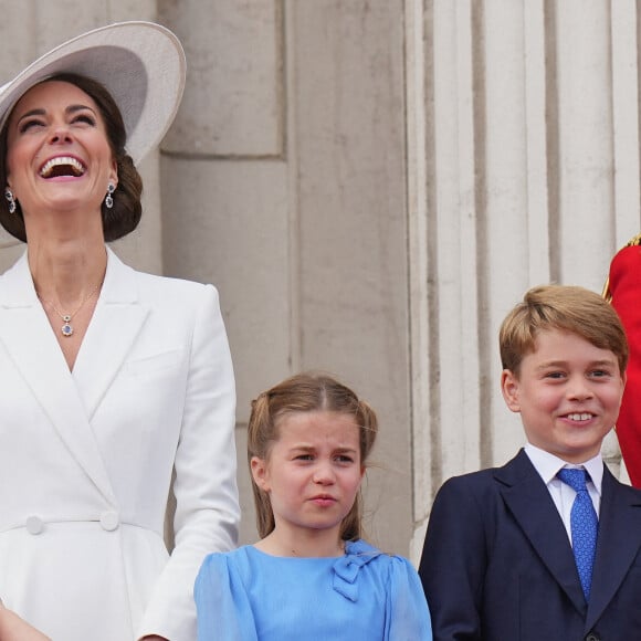 Catherine Kate Middleton, duchesse de Cambridge avec ses enfants le prince Louis, la princesse Charlotte et le prince George - Les membres de la famille royale regardent le défilé Trooping the Colour depuis un balcon du palais de Buckingham à Londres lors des célébrations du jubilé de platine de la reine le 2 juin 2022. 