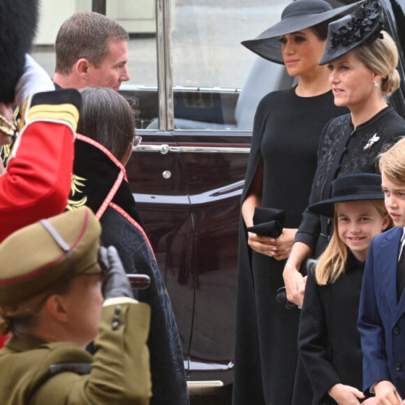 Meghan Markle, duchesse de Sussex, la comtesse Sophie de Wessex, Le prince George de Galles, La princesse Charlotte de Galles et Catherine (Kate) Middleton, princesse de Galles- Arrivées au service funéraire à l'Abbaye de Westminster pour les funérailles d'Etat de la reine Elizabeth II d'Angleterre le 19 septembre 2022. © Geoff Pugh / PA via Bestimage 