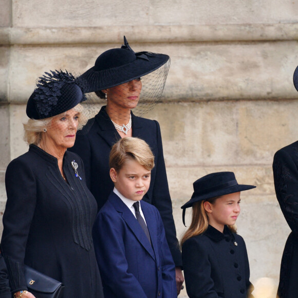 Meghan Markle, duchesse de Sussex, Camilla Parker Bowles, reine consort d'Angleterre, Le prince George de Galles,, La princesse Charlotte de Galles, la comtesse Sophie de Wessex, Catherine (Kate) Middleton, princesse de Galles - Sorties du service funéraire à l'Abbaye de Westminster pour les funérailles d'Etat de la reine Elizabeth II d'Angleterre, à Londres, Royaume Uni, le 19 septembre 2022/. © Peter Byrne/ PA via Bestimage 