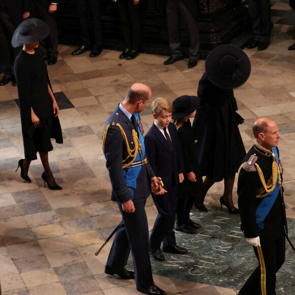 Meghan Markle, duchesse de Sussex, Le prince William, prince de Galles, Catherine (Kate) Middleton, princesse de Galles, Le prince George de Galles, La princesse Charlotte de Galles, Le prince Edward, comte de Wessex, la comtesse Sophie de Wessex - Service funéraire à l'Abbaye de Westminster pour les funérailles d'Etat de la reine Elizabeth II d'Angleterre. Le sermon est délivré par l'archevêque de Canterbury Justin Welby (chef spirituel de l'Eglise anglicane) au côté du doyen de Westminster David Hoyle. Londres, le 19 septembre 2022. © Phil Noble / PA via Bestimage 