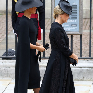 Meghan Markle, duchesse de Sussex et la comtesse Sophie de Wessex - Arrivées au service funéraire à l'Abbaye de Westminster pour les funérailles d'Etat de la reine Elizabeth II d'Angleterre le 19 septembre 2022. © Hannah McKay / PA via Bestimage 