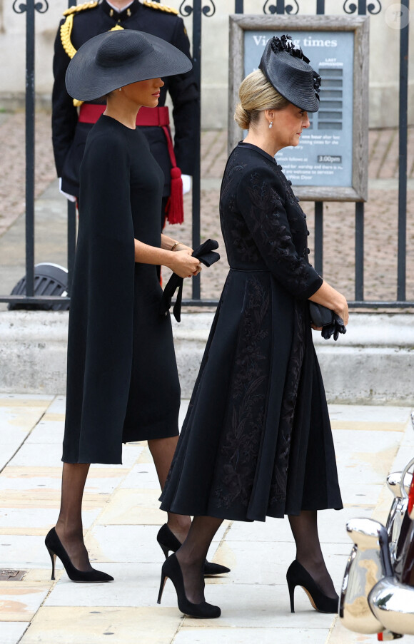 Meghan Markle, duchesse de Sussex et la comtesse Sophie de Wessex - Arrivées au service funéraire à l'Abbaye de Westminster pour les funérailles d'Etat de la reine Elizabeth II d'Angleterre le 19 septembre 2022. © Hannah McKay / PA via Bestimage 