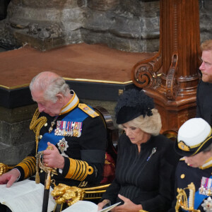 Le roi Charles III d'Angleterre, la reine consort Camilla Parker Bowles, la princesse Anne, Sir Timothy Laurence, le prince Andrew, duc d'York, le prince Edward, comte de Wessex, le prince Harry, duc de Sussex, Meghan Markle, duchesse de Sussex, la princesse Beatrice d'York - Service funéraire à l'Abbaye de Westminster pour les funérailles d'Etat de la reine Elizabeth II d'Angleterre. Le 19 septembre 2022 © Dominic Lipinski / PA via Bestimage 