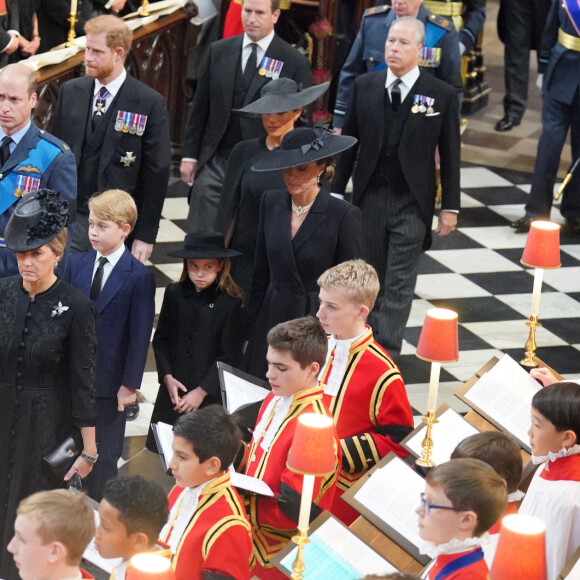 Le prince Andrew, duc d'York, Le prince Edward, duc d'Edimbourg, Sophie Rhys-Jones, duchesse d'Edimbourg, Le prince William, prince de Galles, Le prince George de Galles, La princesse Charlotte de Galles, Catherine (Kate) Middleton, princesse de Galles, Le prince Harry, duc de Sussex et Meghan Markle, duchesse de Sussex, Peter Phillips - Service funéraire à l'Abbaye de Westminster pour les funérailles d'Etat de la reine Elizabeth II d'Angleterre. Le sermon est délivré par l'archevêque de Canterbury Justin Welby (chef spirituel de l'Eglise anglicane) au côté du doyen de Westminster David Hoyle. Londres, le 19 septembre 2022. © Dominic Lipisnki / Bestimage 