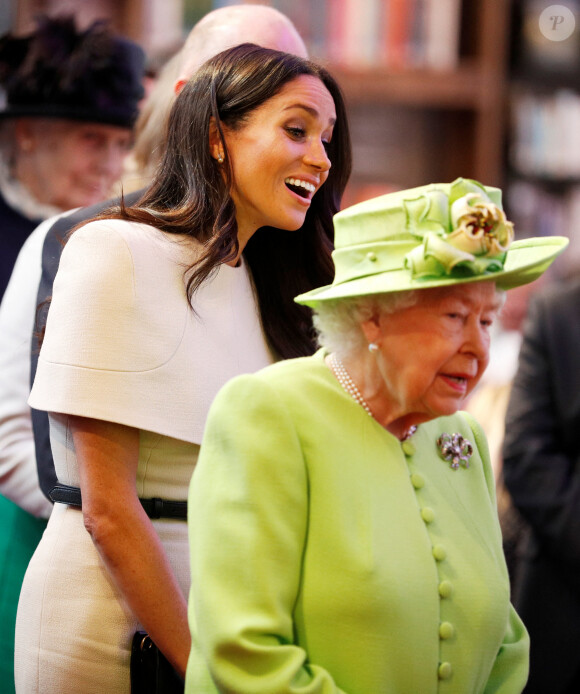 Meghan Markle, duchesse de Sussex, effectue son premier déplacement officiel avec la reine Elisabeth II d'Angleterre, lors de leur visite à Chester. Le 14 juin 2018  Britain's Queen Elizabeth and Meghan, the Duchess of Sussex, arrive at the Storyhouse during their visit to Chester, June 14, 2018. 