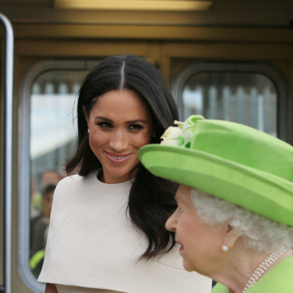 La duchesse de Sussex Meghan Markle effectue son premier déplacement officiel avec la reine Elisabeth II d’Angleterre à Runcorn, Cheshire, Royaume Uni, le 14 juin 2018. Pour venir de Londres, la reine a choisi son moyen de transport favori, le Royal Train. La duchesse et la reine inaugureront un pont routier traversant le fleuve Merse, et ensuite elles ouvriront la «Storyhouse» de la ville de Chester, un complexe culturel composé d’un théâtre, d’un cinéma et d’une librairie, avant de prendre part à un déjeuner donné en leur honneur par la mairie, en présence de dignitaires locaux.  Queen Elizabeth II and the Duchess of Sussex arrive by Royal Train at Runcorn Station to carry out engagements in Cheshire, UK, on June 13, 2018. 