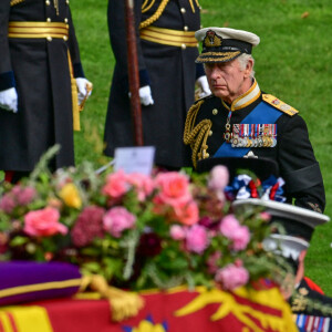 Le roi Charles III d'Angleterre - Procession du cercueil de la reine Elizabeth II d'Angleterre de l'Abbaye de Westminster à Wellington Arch à Hyde Park Corner 