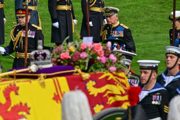 Le roi Charles III d'Angleterre - Procession du cercueil de la reine Elizabeth II d'Angleterre de l'Abbaye de Westminster à Wellington Arch à Hyde Park Corner 