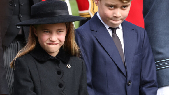 Le prince George fait un faux pas aux funérailles d'Elizabeth II, sa soeur Charlotte le rappelle à l'ordre !