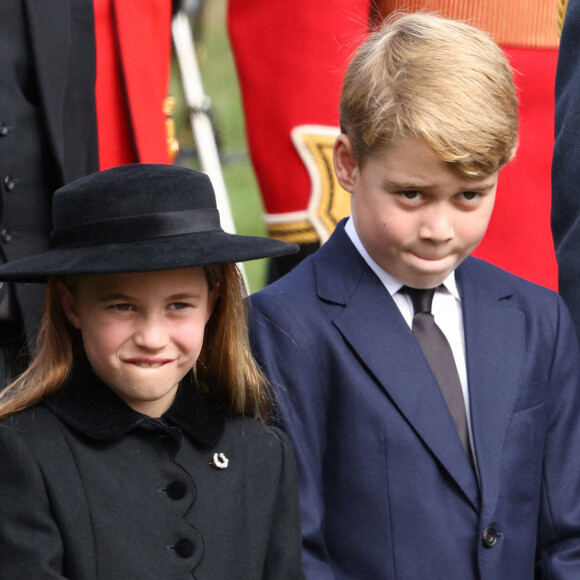 La princesse Charlotte et le prince George de Galles - Procession du cercueil de la reine Elizabeth II d'Angleterre de l'Abbaye de Westminster à Wellington Arch à Hyde Park Corner 