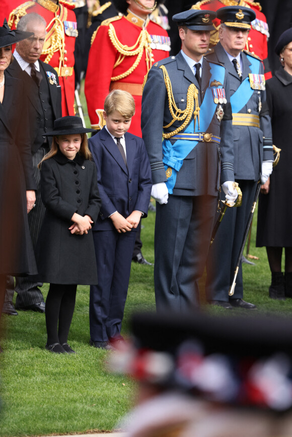 Kate Catherine Middleton, princesse de Galles, la princesse Charlotte et le prince George, le prince de Galles William - Procession du cercueil de la reine Elizabeth II d'Angleterre de l'Abbaye de Westminster à Wellington Arch à Hyde Park Corner 