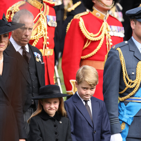 Kate Catherine Middleton, princesse de Galles, la princesse Charlotte et le prince George, le prince de Galles William - Procession du cercueil de la reine Elizabeth II d'Angleterre de l'Abbaye de Westminster à Wellington Arch à Hyde Park Corner 