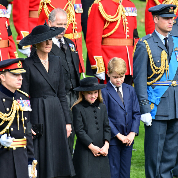 Kate Catherine Middleton, princesse de Galles, la princesse Charlotte et le prince George, le prince de Galles William - Procession du cercueil de la reine Elizabeth II d'Angleterre de l'Abbaye de Westminster à Wellington Arch à Hyde Park Corner 