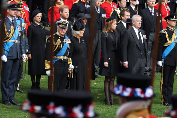 Le roi Charles III d'Angleterre, la reine consort Camilla Parker Bowles, le prince Harry, duc de Sussex, la princesse Beatrice d'York, le prince Andrew, duc d'York - Procession du cercueil de la reine Elizabeth II d'Angleterre de l'Abbaye de Westminster à Wellington Arch à Hyde Park Corner 