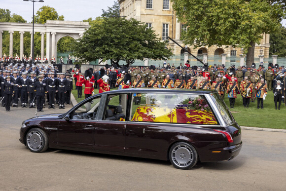 Illustration cercueil - Procession du cercueil de la reine Elizabeth II d'Angleterre de l'Abbaye de Westminster à Wellington Arch à Hyde Park Corner 