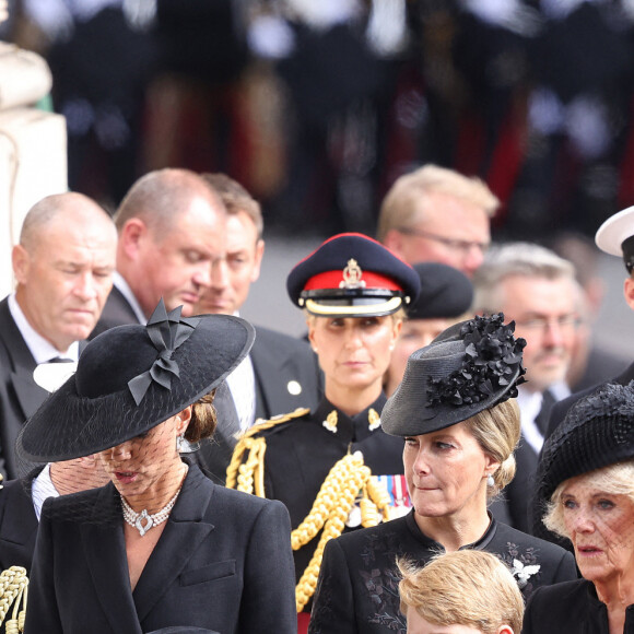La princesse Charlotte, le prince Geroge, Kate Catherine Middleton, princesse de Galles, la reine consort Camilla Parker Bowles, la comtesse Sophie de Wessex - Arrivées au service funéraire à l'Abbaye de Westminster pour les funérailles d'Etat de la reine Elizabeth II d'Angleterre le 19 septembre 2022. 