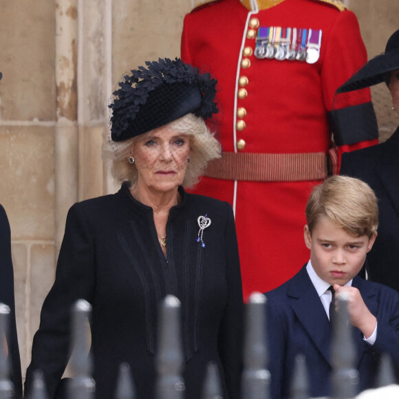 Meghan Markle, duchesse de Sussex, la reine consort Camilla Parker Bowles, le prince George, la princesse Charlotte et Kate Catherine Middleton, princesse de Galles - Sorties du service funéraire à l'Abbaye de Westminster pour les funérailles d'Etat de la reine Elizabeth II d'Angleterre le 19 septembre 2022. 