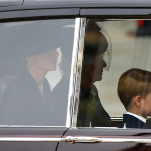 Catherine (Kate) Middleton, princesse de Galles, Camilla Parker Bowles, reine consort d'Angleterre, Le prince George de Galles et Le prince George de Galles - Arrivées au service funéraire à l'Abbaye de Westminster pour les funérailles d'Etat de la reine Elizabeth II d'Angleterre le 19 septembre 2022. © Hannah McKay / PA via Bestimage 