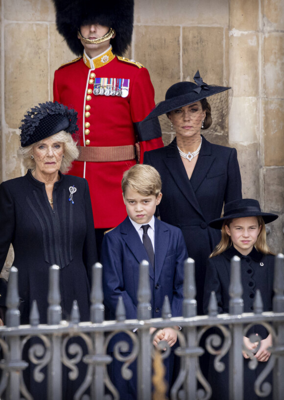 La reine consort Camilla Parker Bowles, le prince George et la princesse Charlotte, Kate Catherine Middleton, princesse de Galles - Arrivées au service funéraire à l'Abbaye de Westminster pour les funérailles d'Etat de la reine Elizabeth II d'Angleterre. Le 19 septembre 2022