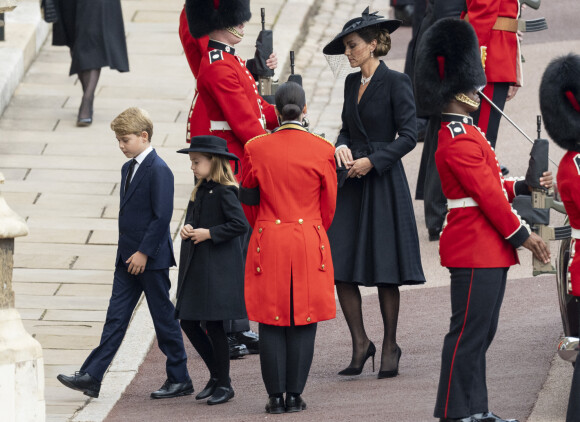 Le prince George de Galles, La princesse Charlotte de Galles, Catherine (Kate) Middleton, princesse de Galles - Procession pédestre des membres de la famille royale depuis la grande cour du château de Windsor (le Quadrangle) jusqu'à la Chapelle Saint-Georges, où se tiendra la cérémonie funèbre des funérailles d'Etat de reine Elizabeth II d'Angleterre. Windsor, le 19 septembre 2022