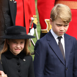 Le prince George de Galles - Procession du cercueil de la reine Elizabeth II d'Angleterre de l'Abbaye de Westminster à Wellington Arch à Hyde Park Corner.