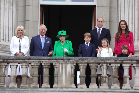 Camilla Parker Bowles, duchesse de Cornouailles, le prince Charles, prince de Galles, la reine Elisabeth II d'Angleterre, le prince William, duc de Cambridge, Catherine Kate Middleton, duchesse de Cambridge et leurs enfants le prince George, la princesse Charlotte et le prince Louis - La famille royale regarde la grande parade qui clôture les festivités du jubilé de platine de la reine à Londres le 5 juin 2022.