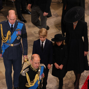 Le prince William et la princesse Kate ont décidé de venir avec George et Charlotte aux obsèques d'Elizabeth II. Une décision délicate et mûrement réfléchie par des parents aussi concernés par leurs enfants que par leurs devoirs royaux. Le 19 septembre 2022.