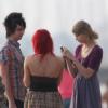 La chanteuse Taylor Swift s'amuse avec quelques amis sur une plage à Melbourne en Australie le 9 février 2010
