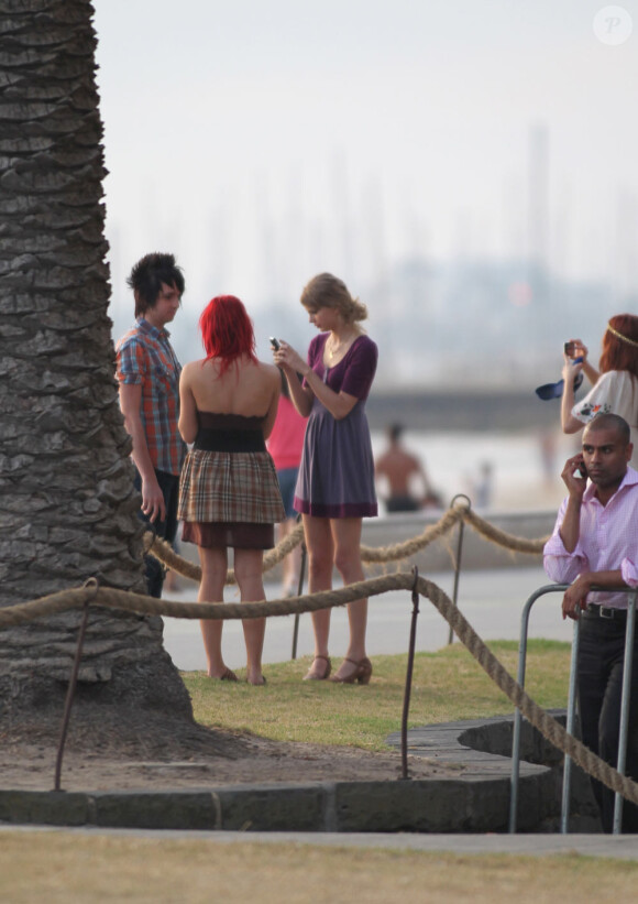 La chanteuse Taylor Swift s'amuse avec quelques amis sur une plage à Melbourne en Australie le 9 février 2010