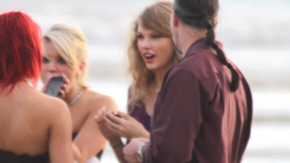 Taylor Swift : Boucle d'Or se la joue... collée-serrée sur la plage !