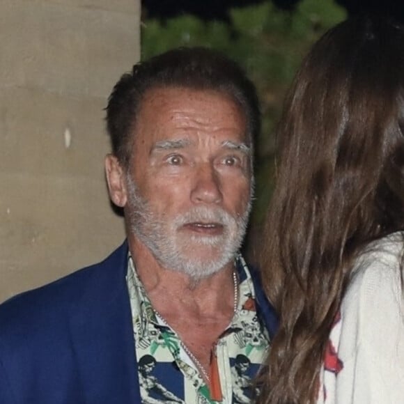 Arnold Schwarzenegger et son ex-femme Maria Shriver disent au revoir à leurs enfants et Chris Pratt après avoir diner en famille pour célébrer le 29e anniversaire de leur fils Patrick au restaurant Nobu à Malibu, États Unis le 18 Septembre 2022. 