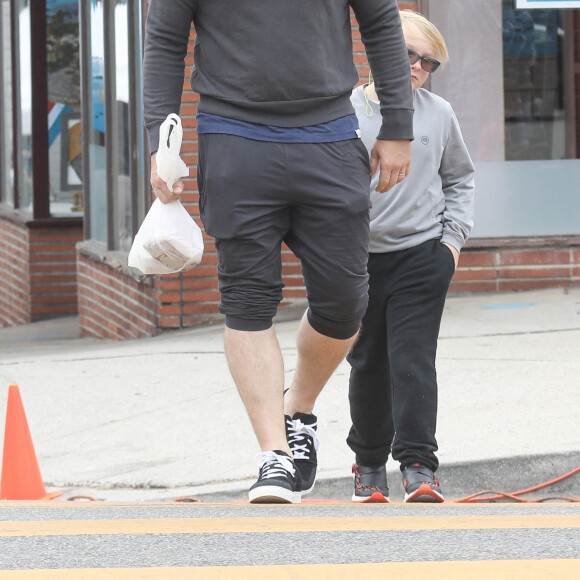 Katherine Schwarzenegger et son mari Chris Pratt font leur marché avec leur fille Lyla à Pacific Palisades le 24 juillet 2022.