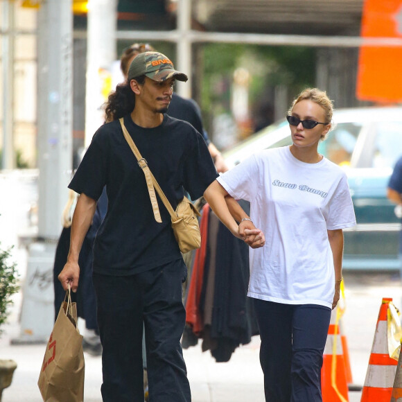 Exclusif - Lily-Rose Depp et son compagnon Yassine Stein se promènent en amoureux à New York le 13 septembre 2022.