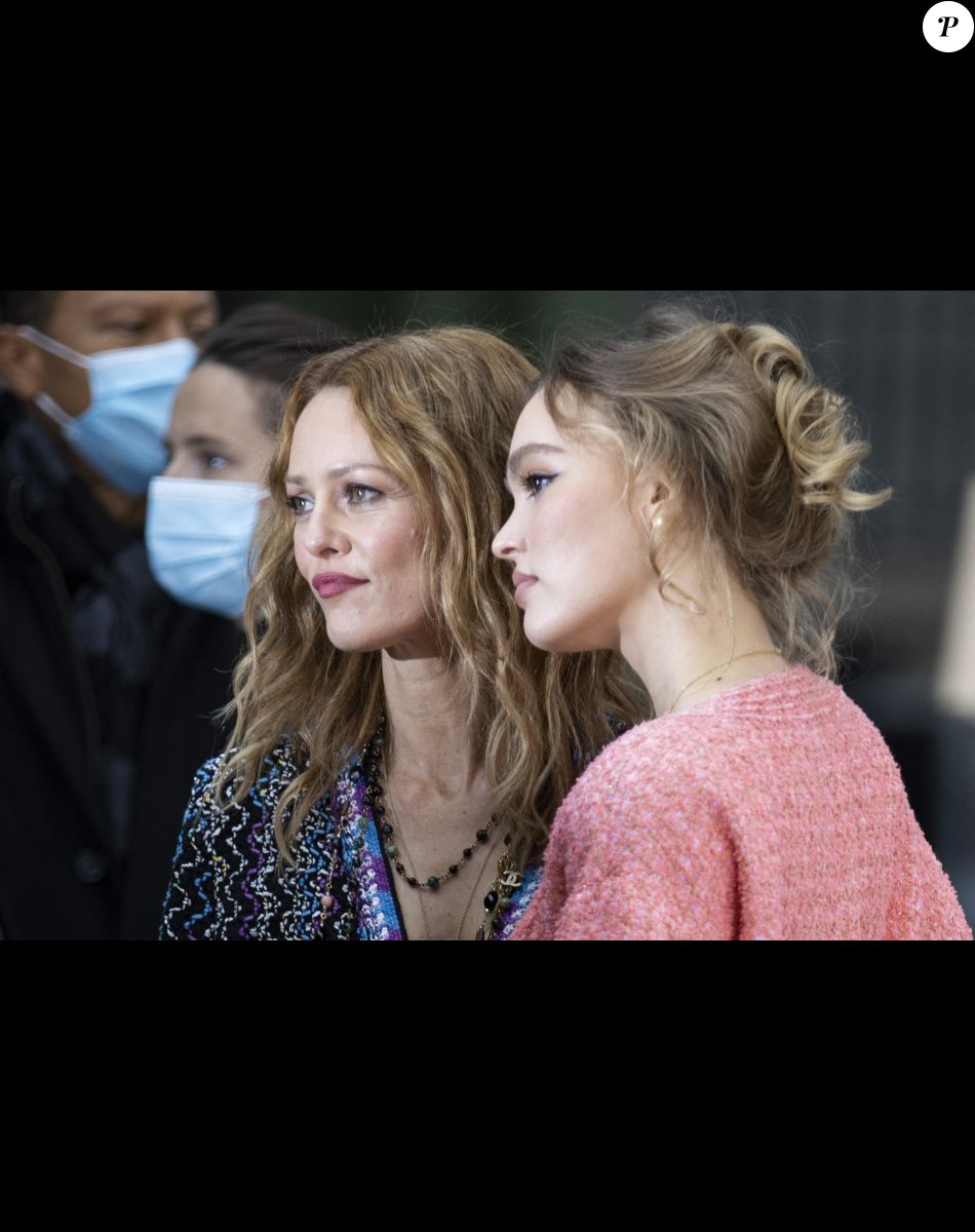 Vanessa Paradis et sa fille Lily-Rose Depp - Photocall du défilé de mode prêt-à-porter printemps-été 2021 "Chanel" au Grand Palais à Paris. Le 6 octobre 2020. © Olivier Borde / Bestimage